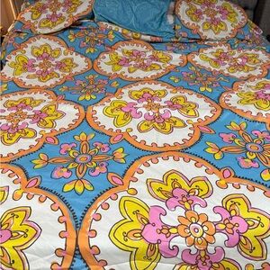 Floral Patterned Reversible Duvet cover Bedding Set with 4 Shams- Multicolor
